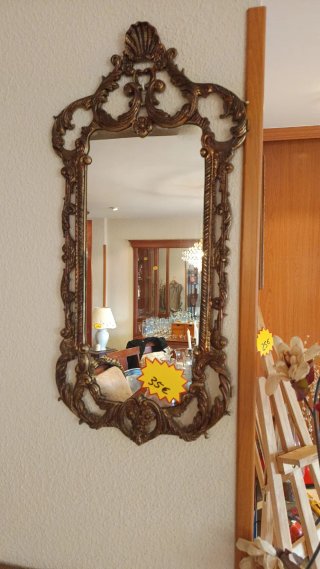 Espejo de bronce con marco ornamentado