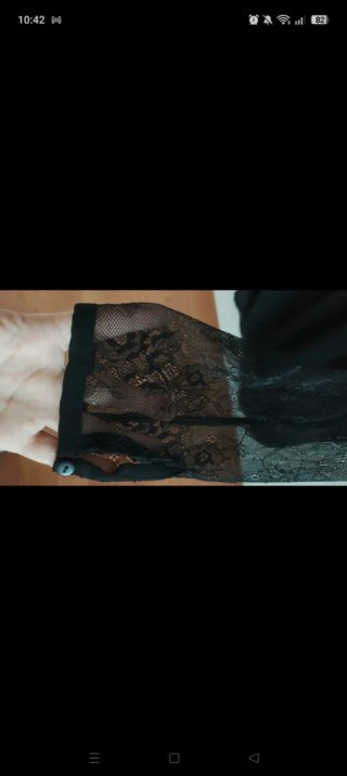 Blusa negra con transparencias y cuello pedrería