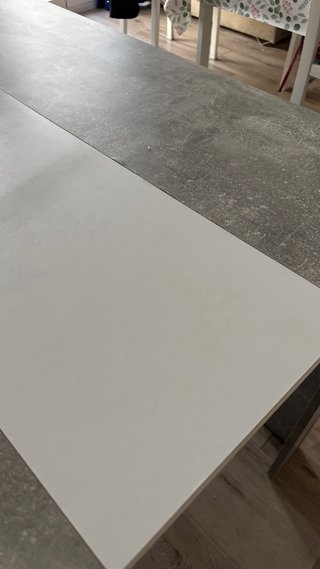 Mesa de comedor gris y blanca