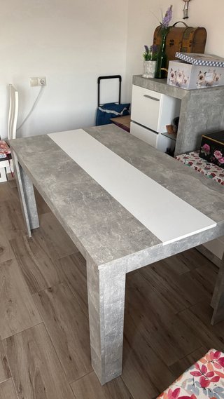 Mesa de comedor gris y blanca