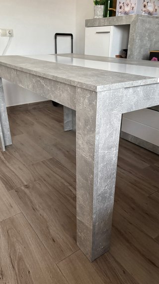 Mesa de comedor gris y blanca