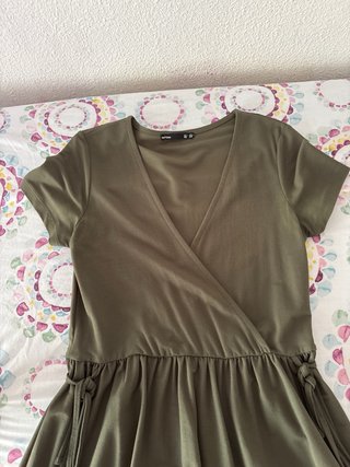 Vestido verde cruzado con volantes