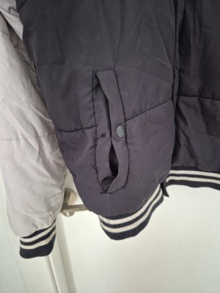 Chaqueta bomber negra y gris