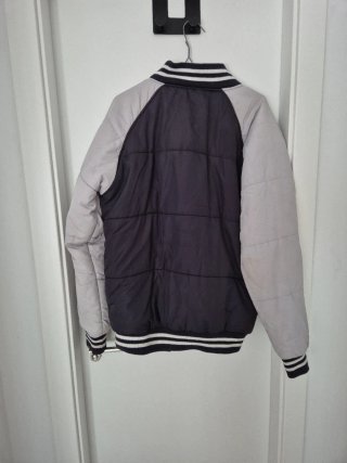 Chaqueta bomber negra y gris