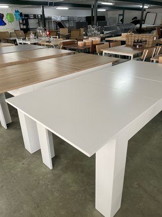 Mesa comedor extensible gris y blanca