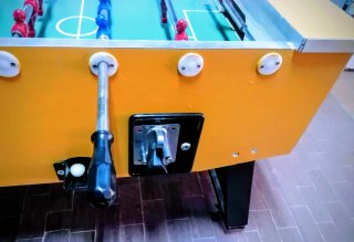 Futbolín naranja con jugadores rojos y azules