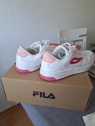 Zapatillas Fila blancas y rosas niña