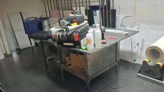 Mesa de trabajo industrial con transporte incluido