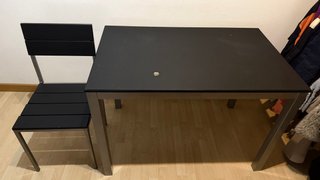 Mesa y 4 Sillas Negras