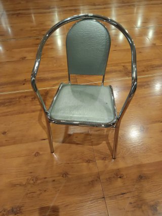 20 Sillas Metálicas con Reposabrazos