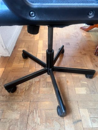 Silla de oficina negra