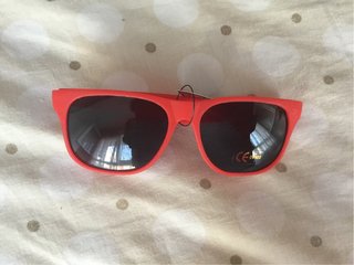 Gafas de sol azules y rojas