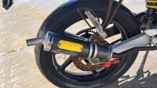 Moto Deportiva Negra y Amarilla