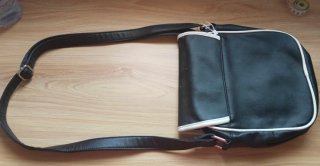 Bolso bandolera con un diseño moderno y deportivo.