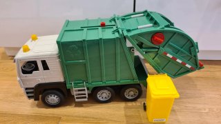 Camión basura gigante y regalo escabadora