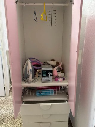 Armario infantil rosa y blanco