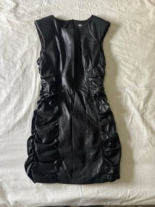 Vestido Zara cuero fruncido Talla M