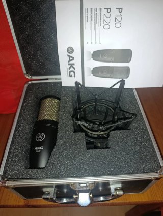 Micrófono AKG P220 en caja