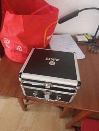 Micrófono AKG P220 en caja