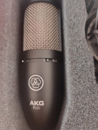 Micrófono AKG P220 en caja