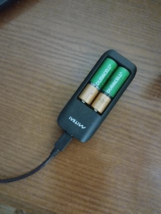 Carregador Mitsai com 2 Pilhas AA Recarregáveis