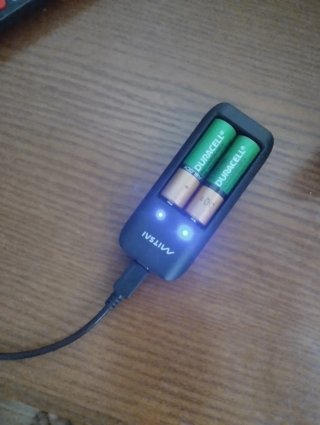 Carregador Mitsai com 2 Pilhas AA Recarregáveis