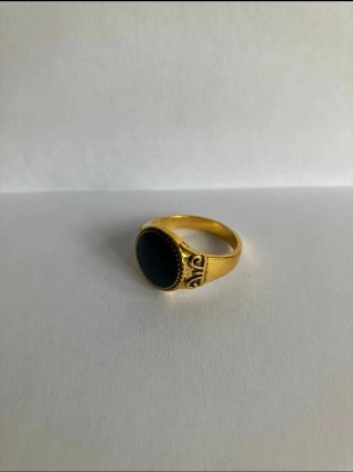 Anillo Dorado con Piedra Negra Ovalada