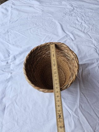 Cesta artesanal trenzada de fibra natural