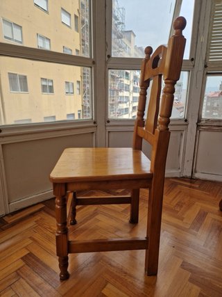 Silla de madera rústica