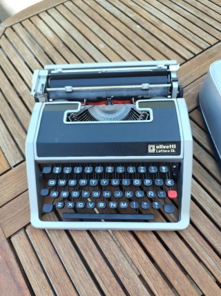Máquina de escribir Olivetti Lettera DL
