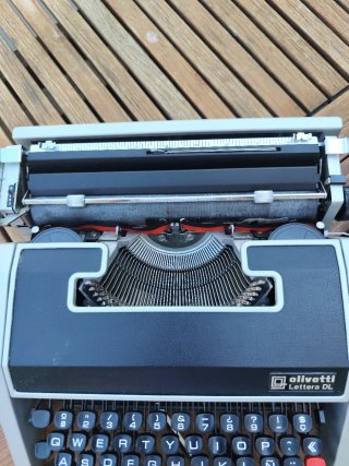Máquina de escribir Olivetti Lettera DL
