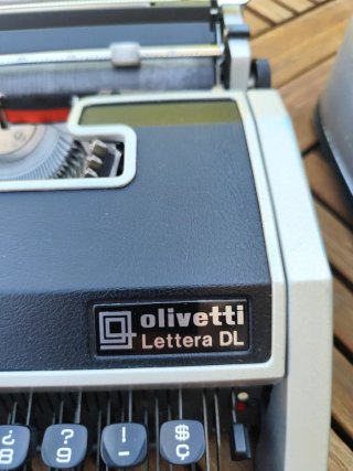 Máquina de escribir Olivetti Lettera DL