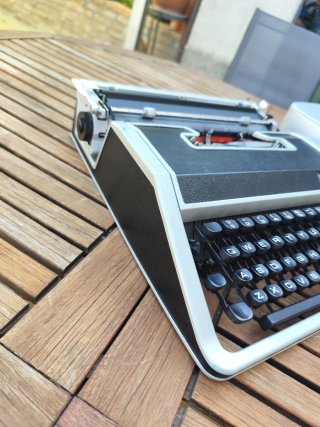 Máquina de escribir Olivetti Lettera DL