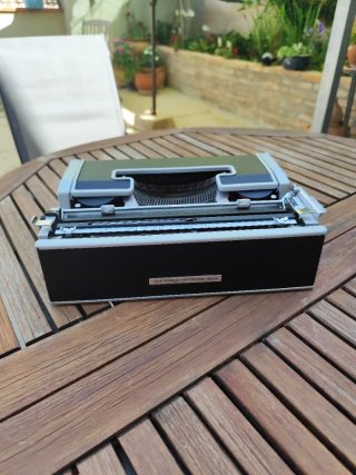 Máquina de escribir Olivetti Lettera DL