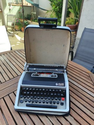 Máquina de escribir Olivetti Lettera DL