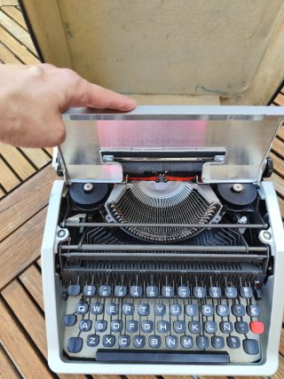 Máquina de escribir Olivetti Lettera DL