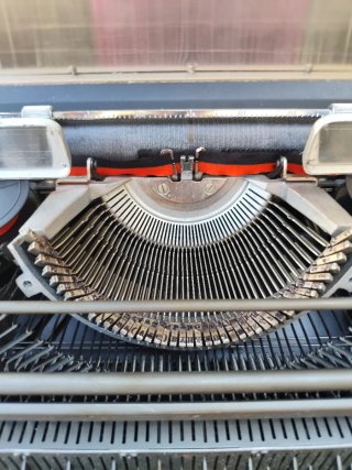 Máquina de escribir Olivetti Lettera DL