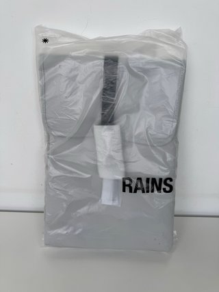 Mochila gris Rains nueva impermeable