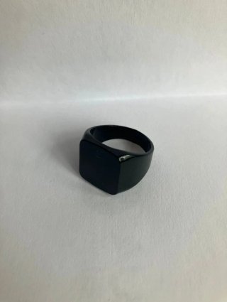 Anillo nuevo, color negro y material ligero