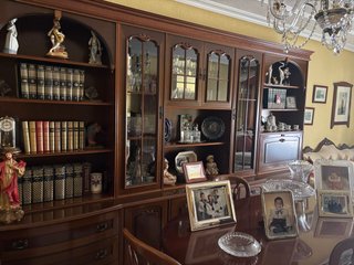 Mueble de madera y cristal.