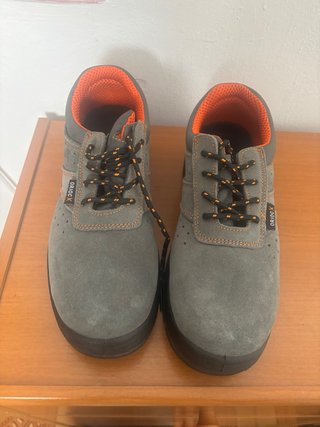 Zapatos de seguridad grises con detalles naranjas