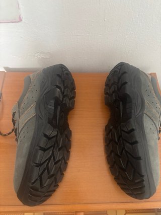 Zapatos de seguridad grises con detalles naranjas
