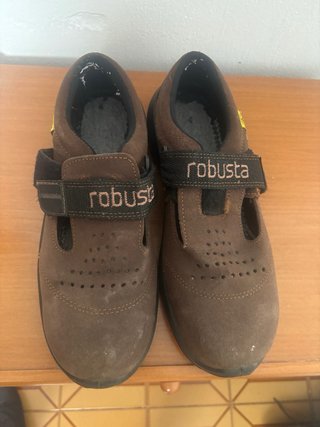 Zapatos de seguridad grises con detalles naranjas