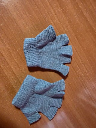 Guantes sin dedos grises para niña