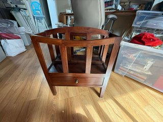 Revistero de teca con cajón