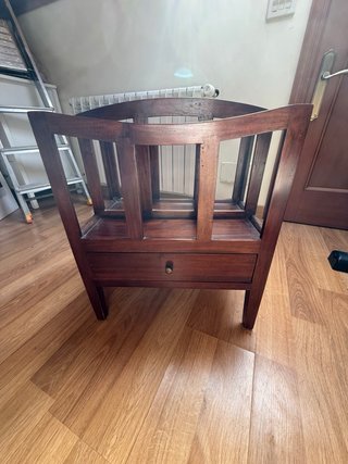 Revistero de teca con cajón