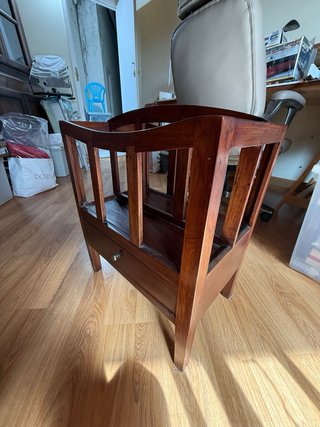 Revistero de teca con cajón