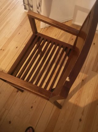 Silla de madera estilo colonial