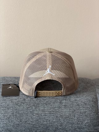 Gorra Jordan Beige con Logo Jumpman