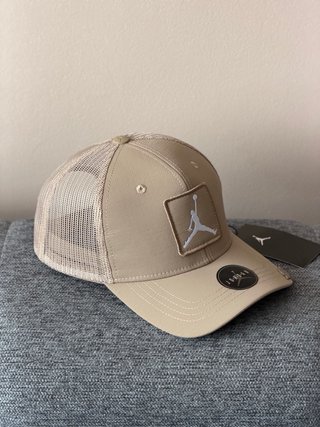 Gorra Jordan Beige con Logo Jumpman